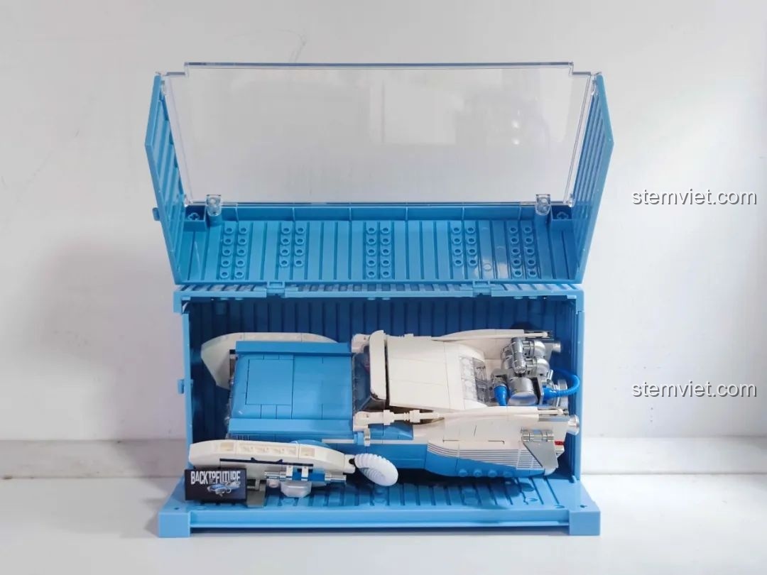 Ảnh 42 của bộ lắp ráp Pinbo PB8803 Xe Bay Tương Lai, container mở nắp với mô hình bên trong.