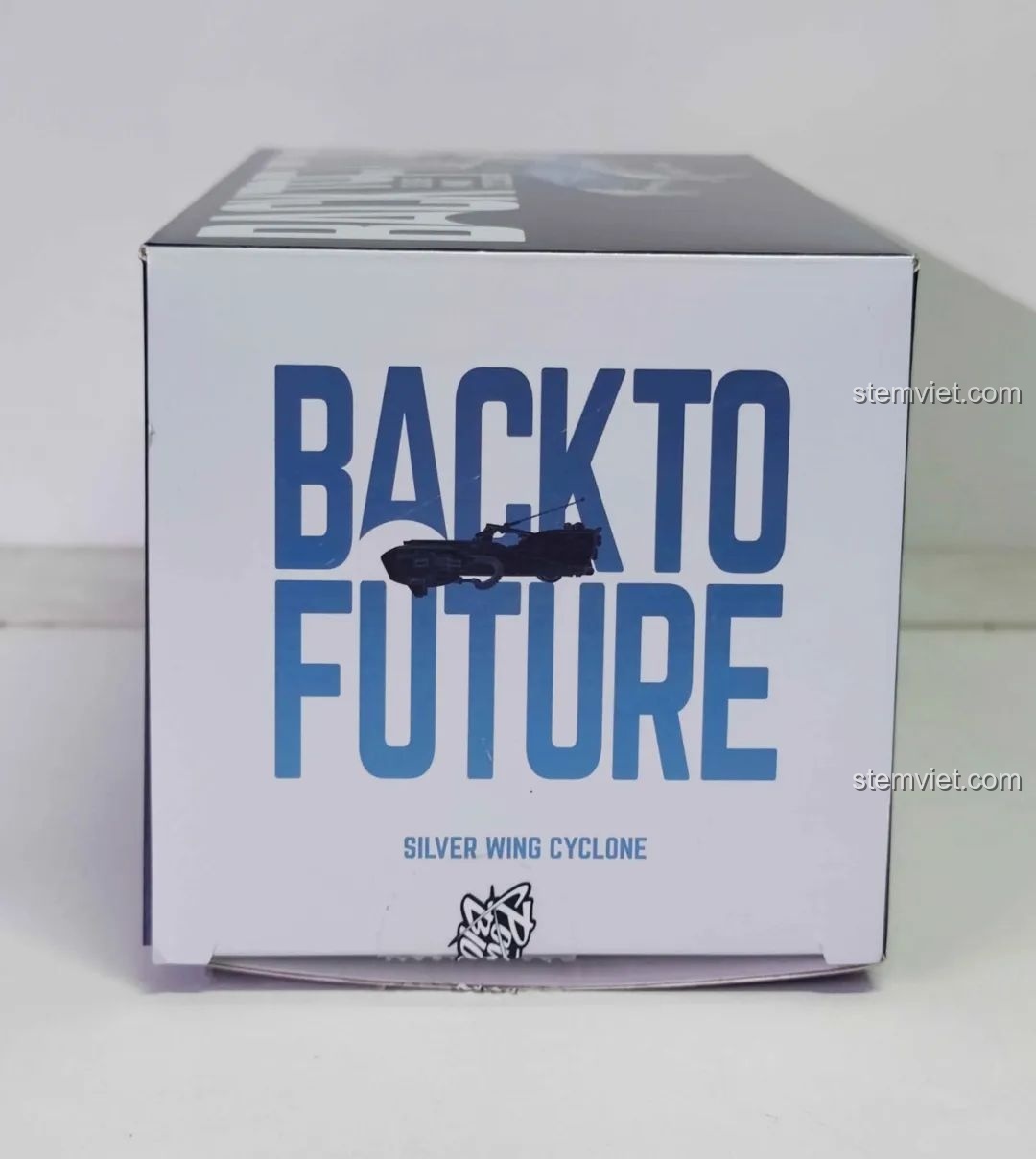 Ảnh 7 của bộ lắp ráp Pinbo PB8803 Xe Trở Về Tương Lai, mặt bên của hộp sản phẩm.