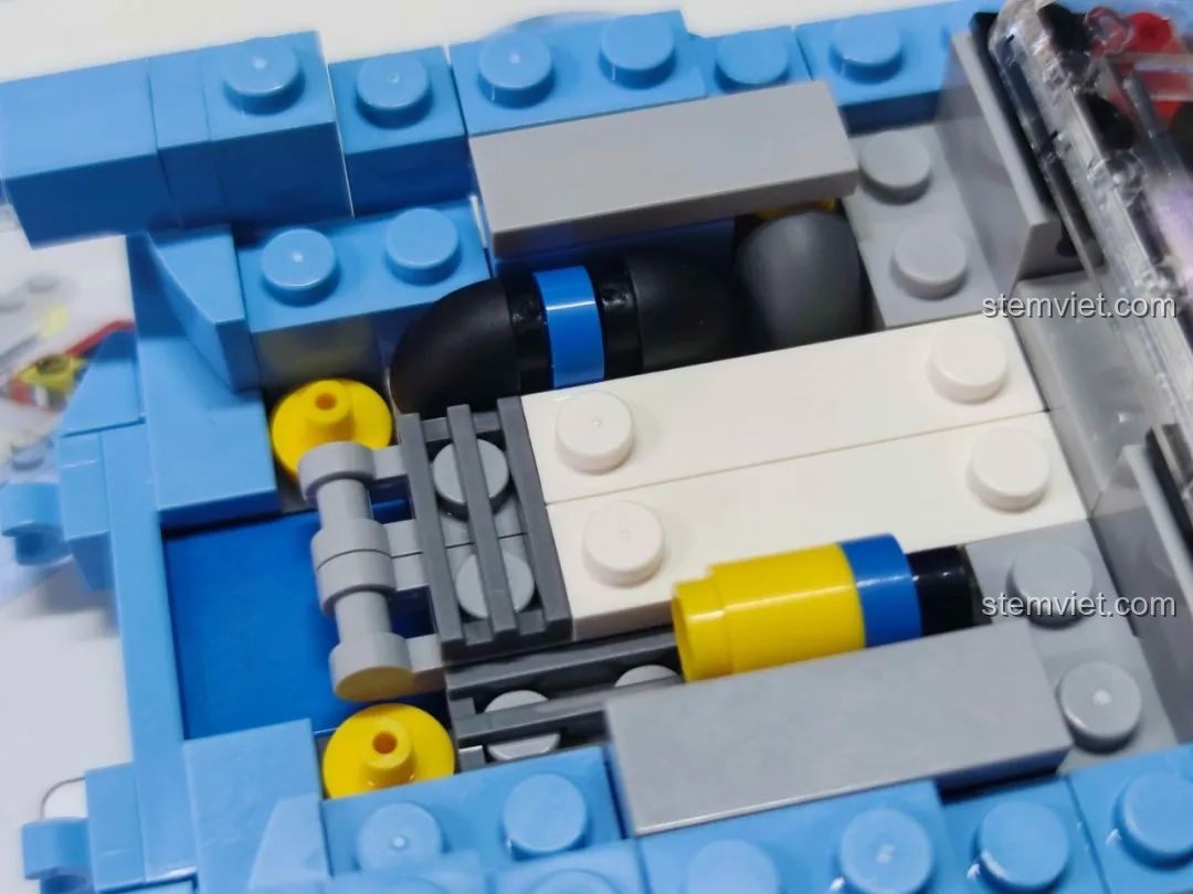 Ảnh 31 của bộ lắp ráp Pinbo PB8803 Xe Trở Về Tương Lai, động cơ xe đang được lắp.