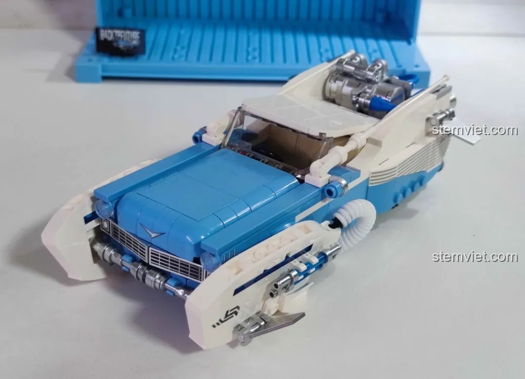 Ảnh 47 của bộ lắp ráp Pinbo PB8803 Xe Trở Về Tương Lai, mô hình ở chế độ bay từ phía trước.