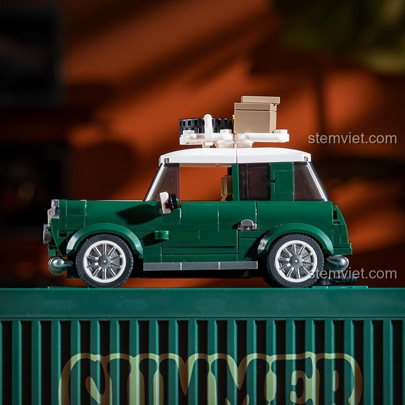 Ảnh review thực tế bộ lắp ghép Xe MINI Camper Power Block PB8804, mô hình xe đặt trên hộp trưng bày container, chất lượng cao, đáng tiền cho bé trai 8 tuổi.