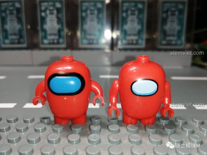 So sánh minifigure PRCK 69702 Phi hành gia Among Us với phiên bản khác, cho thấy sự khác biệt về thiết kế mắt và tổng thể.