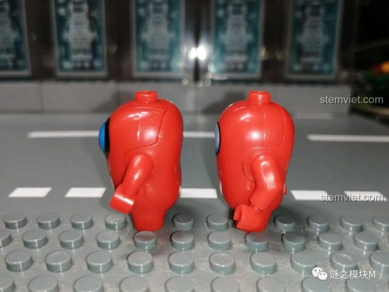 So sánh cạnh bên minifigure PRCK 69702 Kẻ giả mạo Among Us với phiên bản khác, thể hiện sự khác biệt về chiều cao và chi tiết.