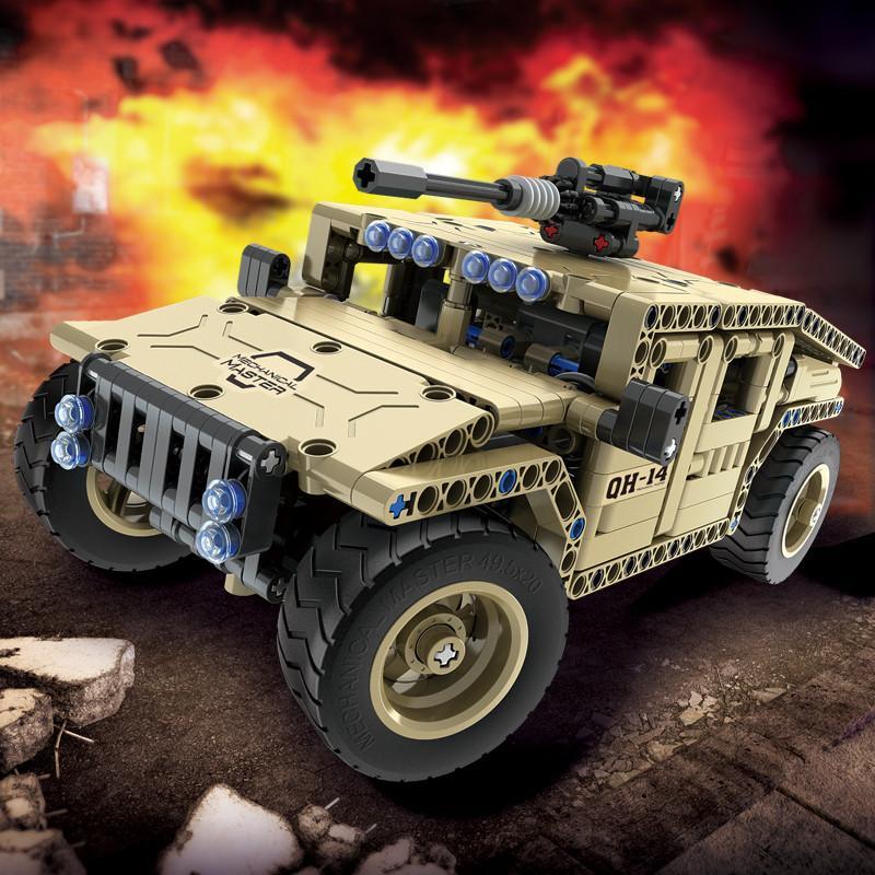 Mô hình đồ chơi lắp ráp Xe Humvee quân sự Qihui 8014 sau khi hoàn thiện, nổi bật trên nền cháy nổ, phù hợp cho bé trai 8 tuổi.