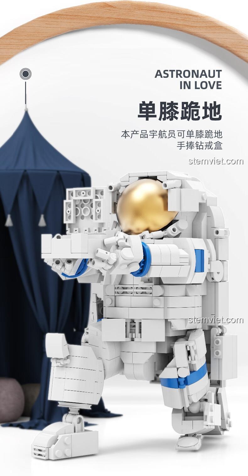 Đồ chơi mô hình Người ngoài không gian cầu hôn Qizhile E01001, có tính năng quỳ một gối, tay cầm hộp nhẫn, thể hiện sự lãng mạn, phù hợp cho bé 6 tuổi.