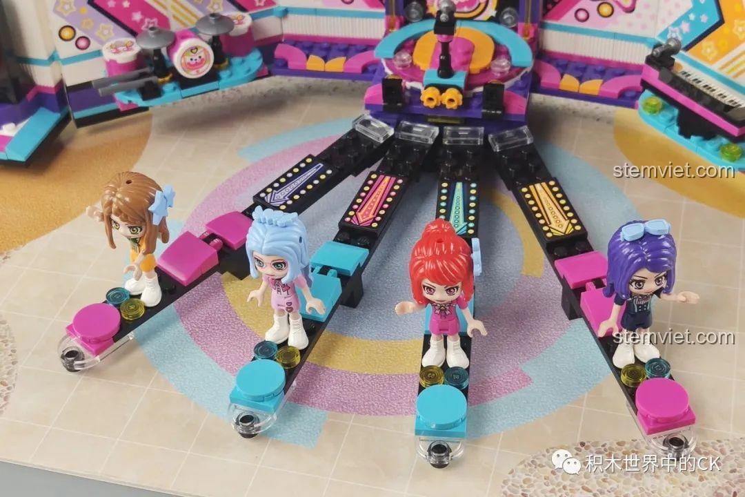 Bộ trống của bộ đồ chơi QMAN 2031 Xe Buýt Sân Khấu Biến Hình Độc Đáo, kích thích sáng tạo âm nhạc.