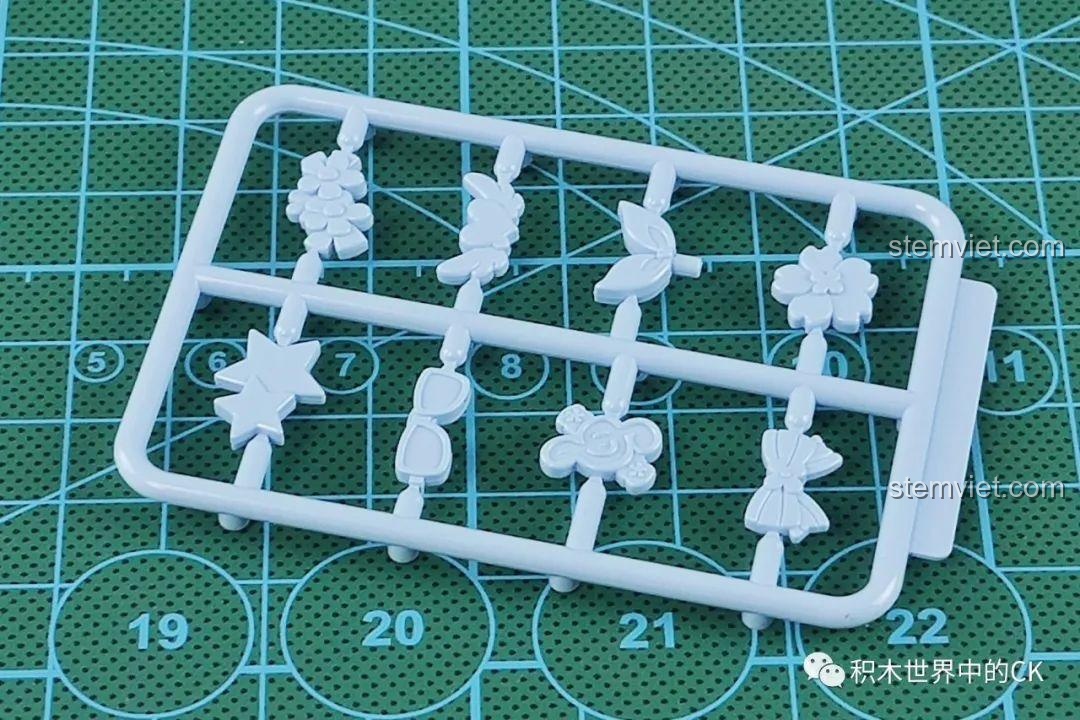 Các chi tiết nhỏ của bộ đồ chơi QMAN 2031 Xe Buýt Sân Khấu Biến Hình Độc Đáo, tăng độ chân thực cho mô hình.