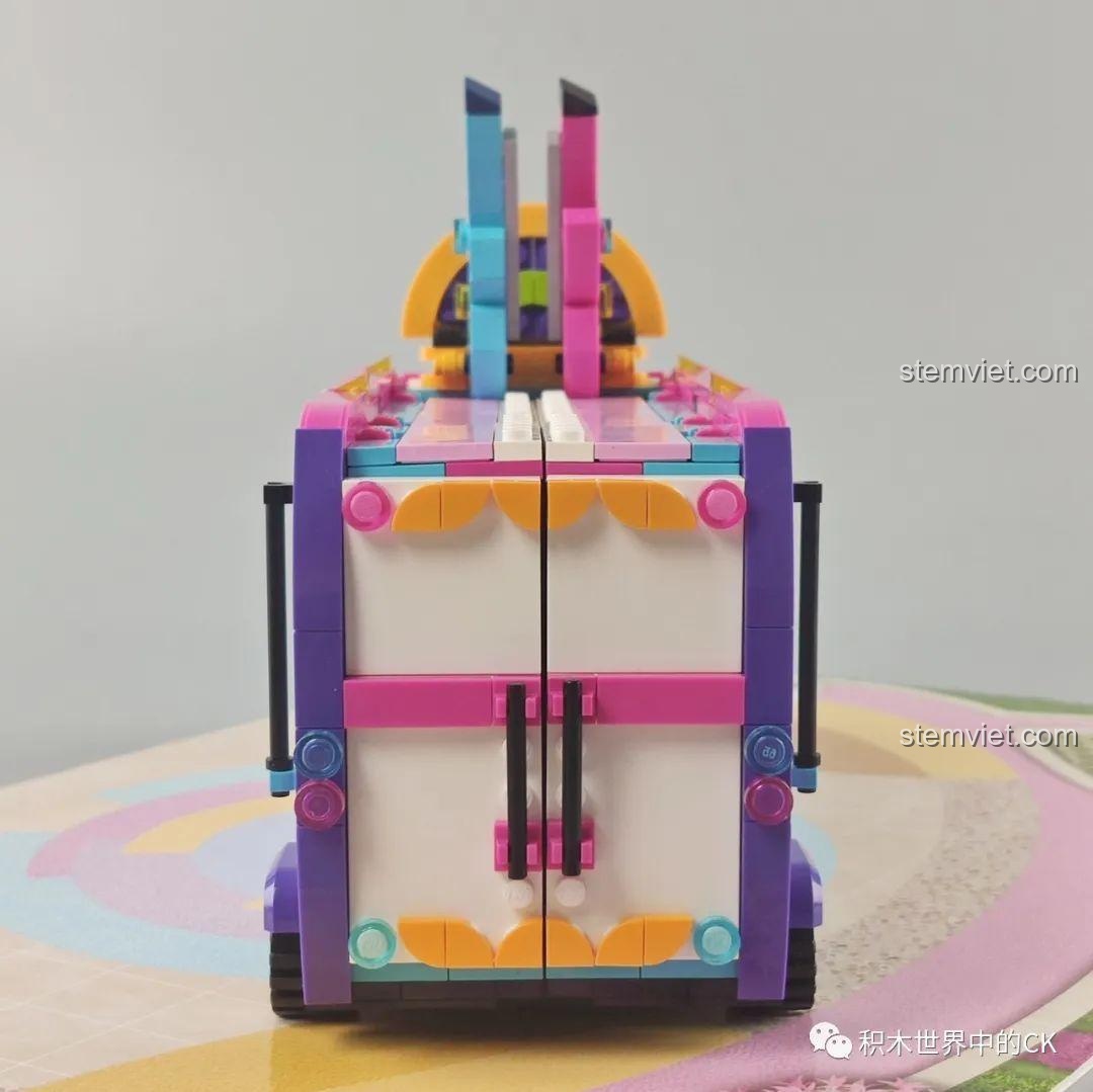 Decal trang trí của bộ lắp ráp QMAN 2031 Xe Buýt Sân Khấu Biến Hình Độc Đáo, tăng tính thẩm mỹ.