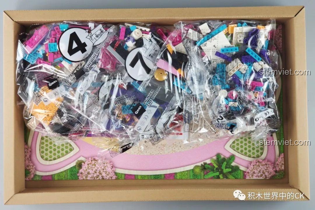 Các mảnh ghép của bộ lắp ráp QMAN 2031 Xe Buýt Sân Khấu Biến Hình Độc Đáo, chất lượng cao, an toàn cho bé gái 6 tuổi.