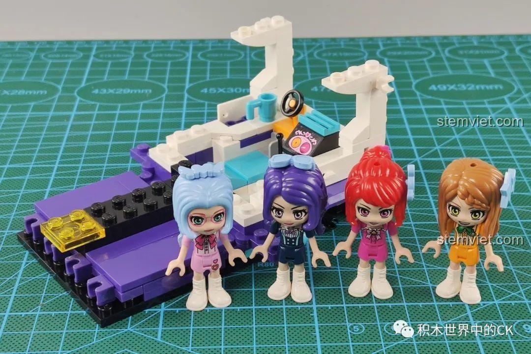 Minifigures của bộ lắp ráp QMAN 2031 Xe Buýt Sân Khấu Biến Hình Độc Đáo, phù hợp cho bé gái 6 tuổi.