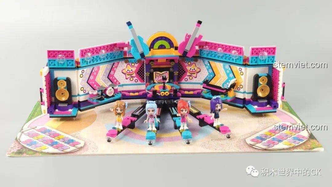 Minifigures và sân khấu của bộ đồ chơi QMAN 2031 Xe Buýt Sân Khấu Biến Hình Độc Đáo, tạo không gian vui chơi.