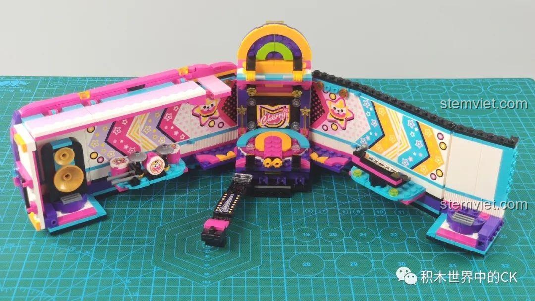 Mô hình sân khấu của bộ lắp ghép QMAN 2031 Xe Buýt Sân Khấu Biến Hình Độc Đáo, chi tiết cao, màu sắc rực rỡ.