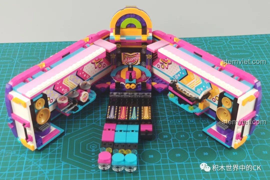 Bộ đồ chơi mô hình QMAN 2031 Xe Buýt Sân Khấu Biến Hình Độc Đáo, sân khấu hoàn chỉnh với các nhân vật.