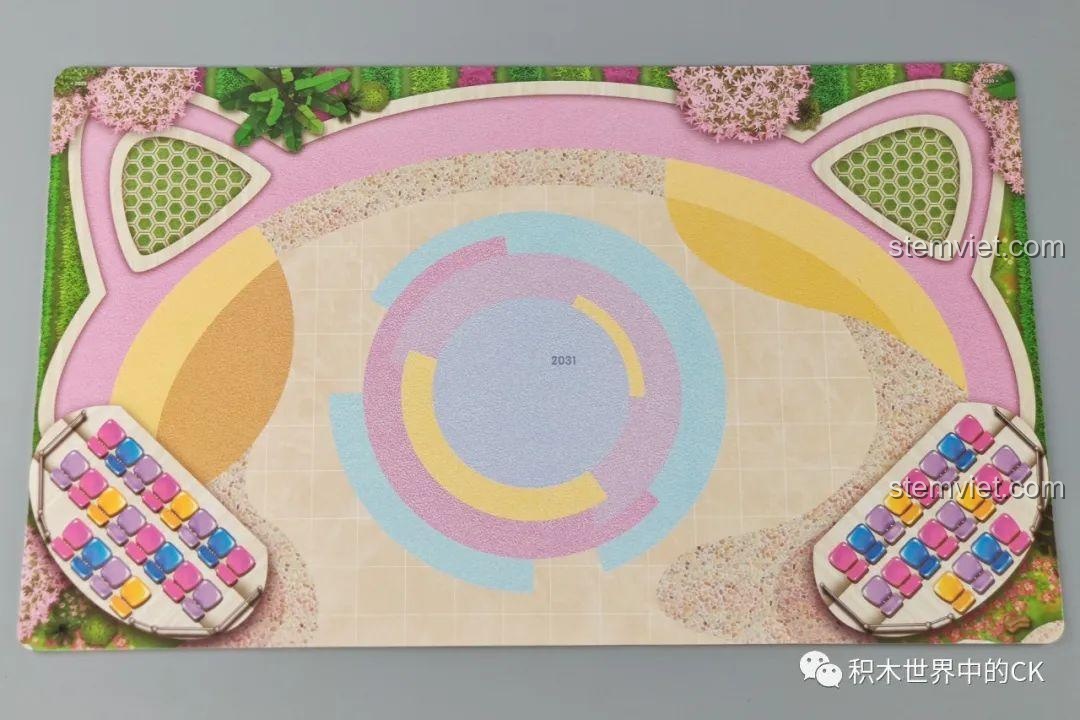 Tấm thảm chơi của bộ lắp ghép QMAN 2031 Xe Buýt Sân Khấu Biến Hình Độc Đáo, tăng trải nghiệm chơi cho bé gái.