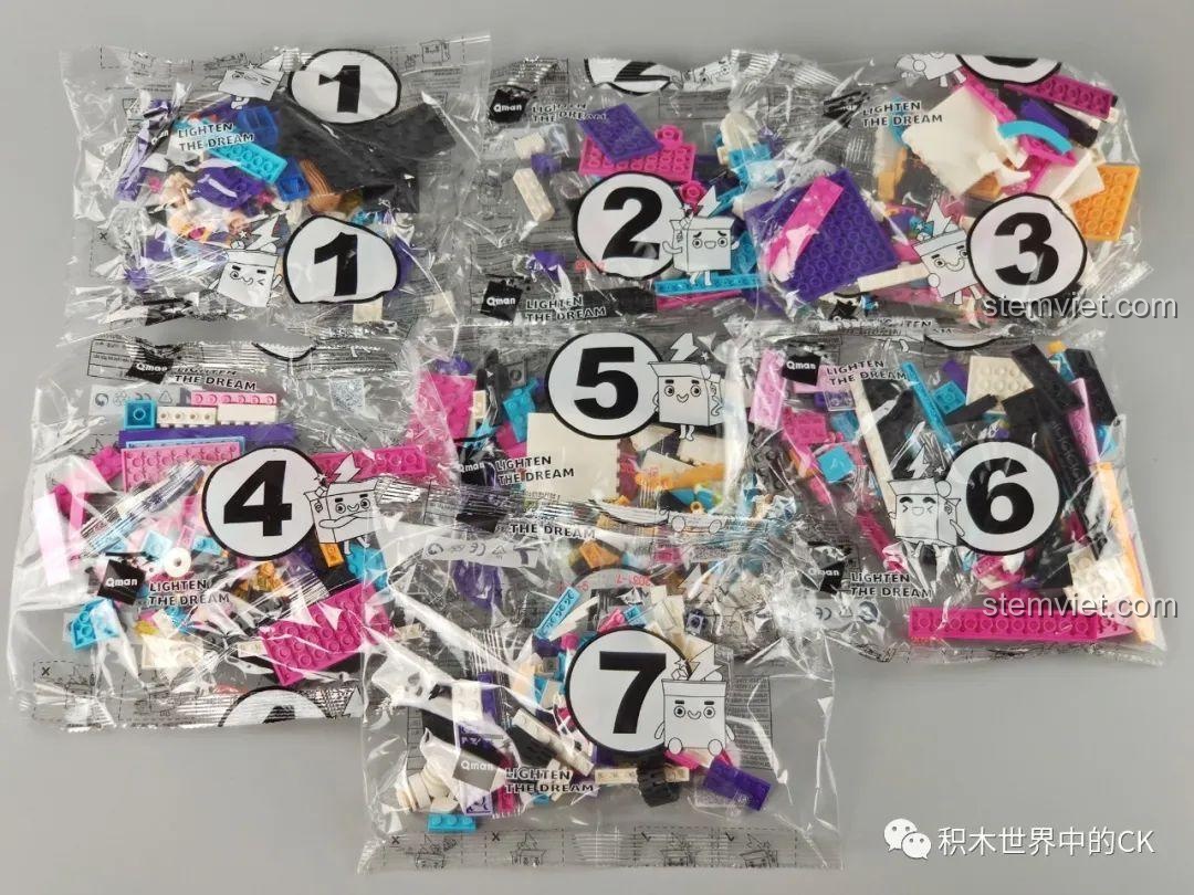 Túi mảnh ghép của bộ đồ chơi QMAN 2031 Xe Buýt Sân Khấu Biến Hình Độc Đáo, sắp xếp khoa học.