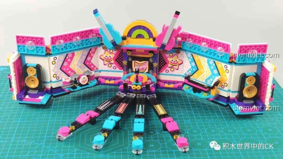 Mô hình xe buýt của bộ lắp ghép QMAN 2031 Xe Buýt Sân Khấu Biến Hình Độc Đáo, thiết kế độc đáo, màu sắc tươi sáng.