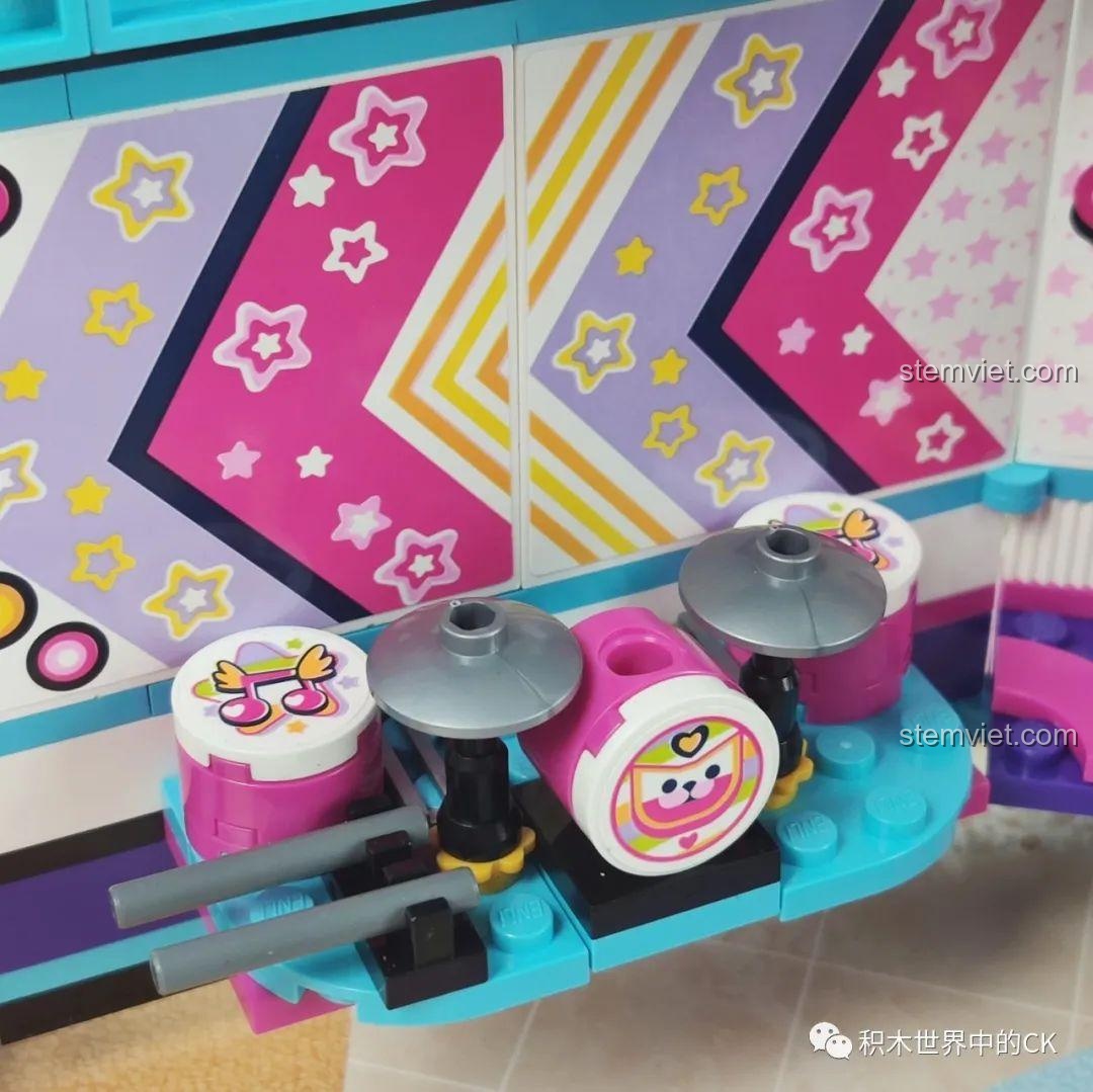 Mặt sau xe buýt của bộ lắp ghép QMAN 2031 Xe Buýt Sân Khấu Biến Hình Độc Đáo, thiết kế tiện lợi.