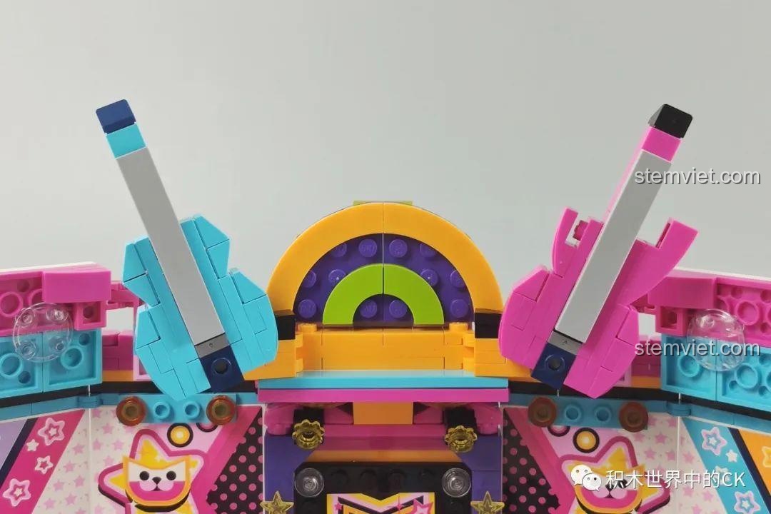 Mặt trước xe buýt của bộ lắp ráp QMAN 2031 Xe Buýt Sân Khấu Biến Hình Độc Đáo, chi tiết sáng tạo.