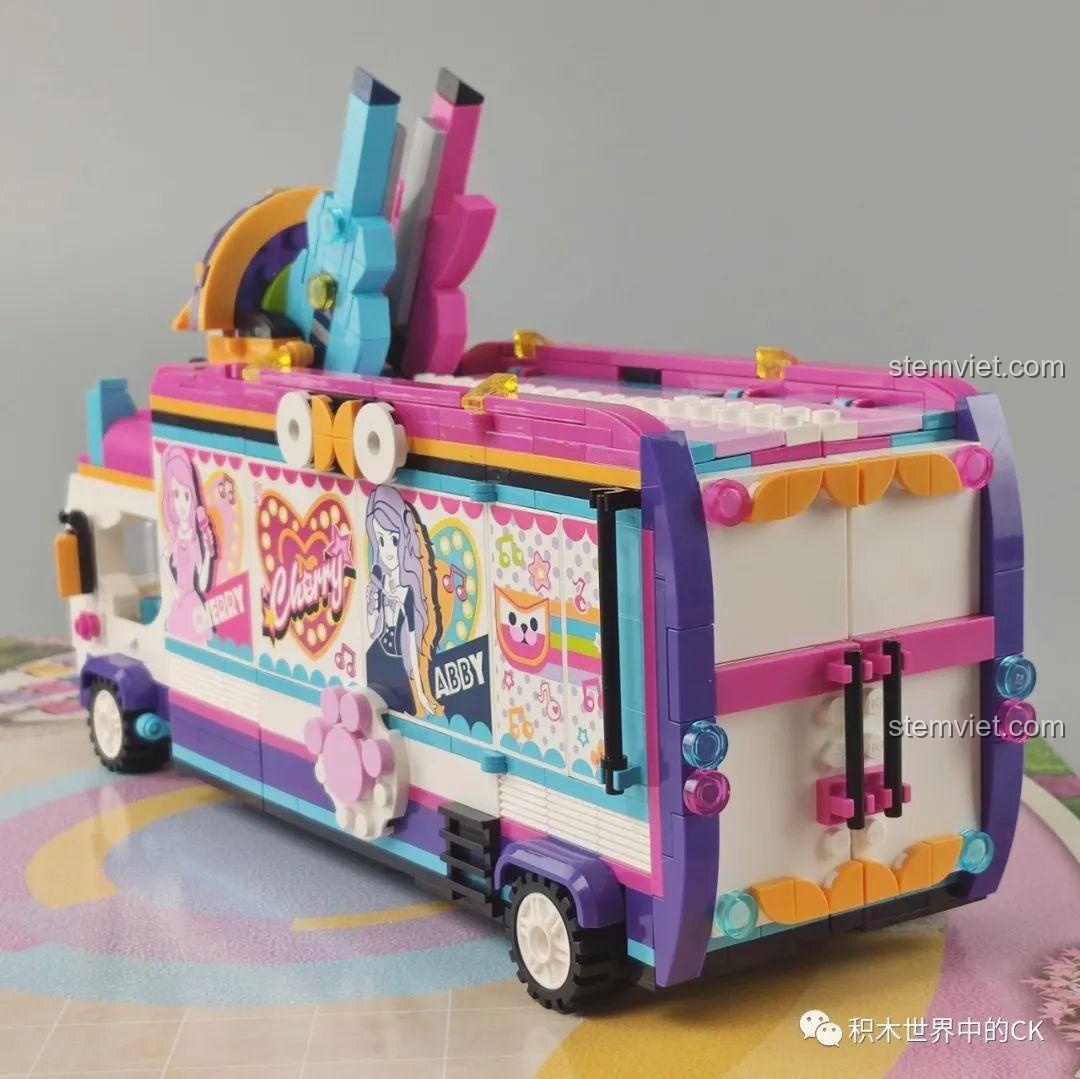 Nội thất xe buýt của bộ đồ chơi QMAN 2031 Xe Buýt Sân Khấu Biến Hình Độc Đáo, chi tiết bên trong.