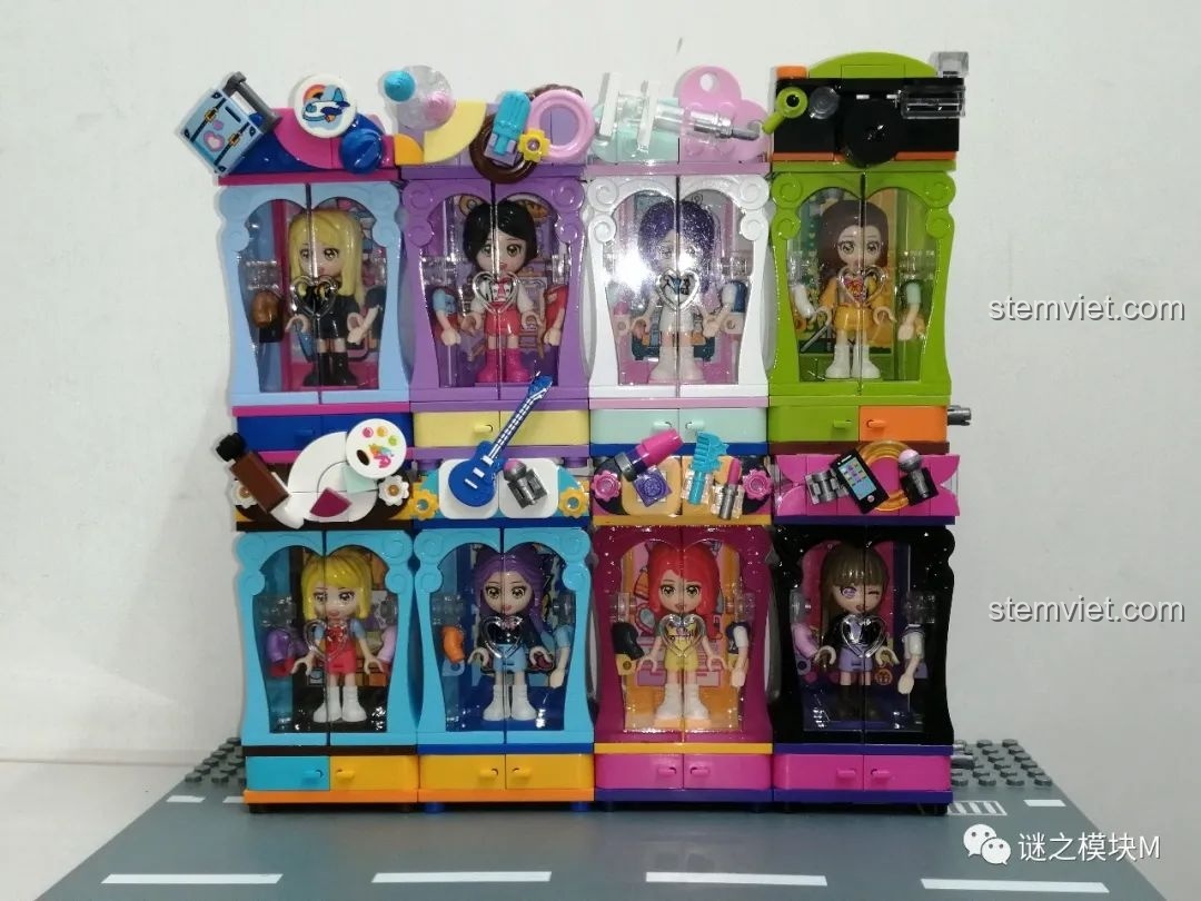 Trọn bộ 8 tủ đồ trong bộ sưu tập QMAN 34011 được ghép lại thành một dãy trưng bày lớn.