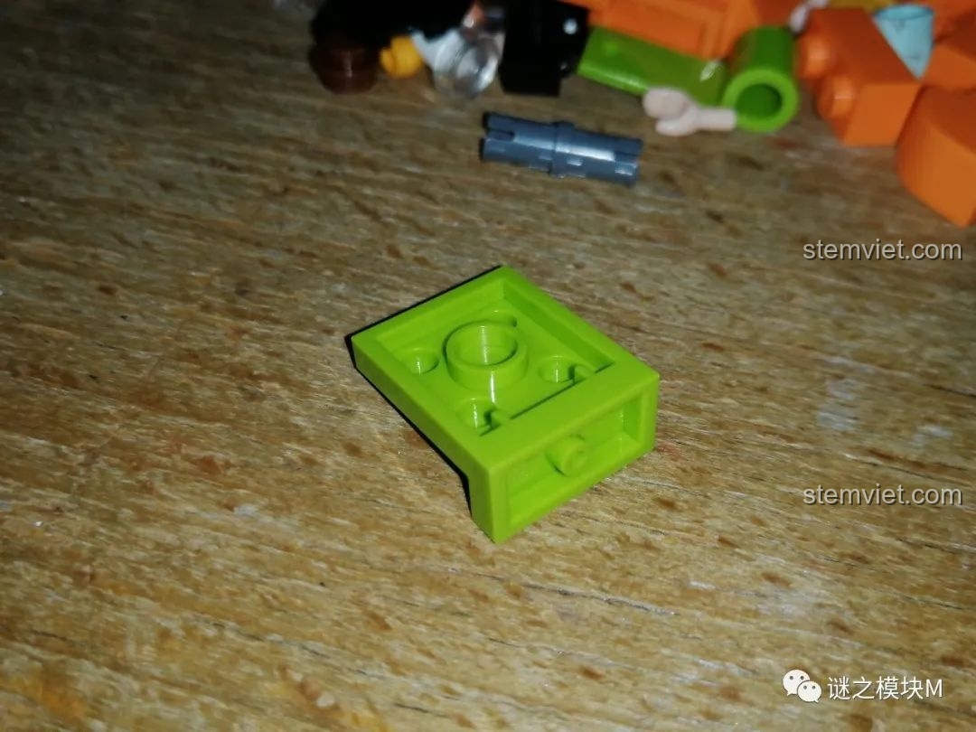 Mặt dưới của chi tiết lắp ráp đặc biệt trong bộ QMAN 34011, cho thấy các khớp nối.