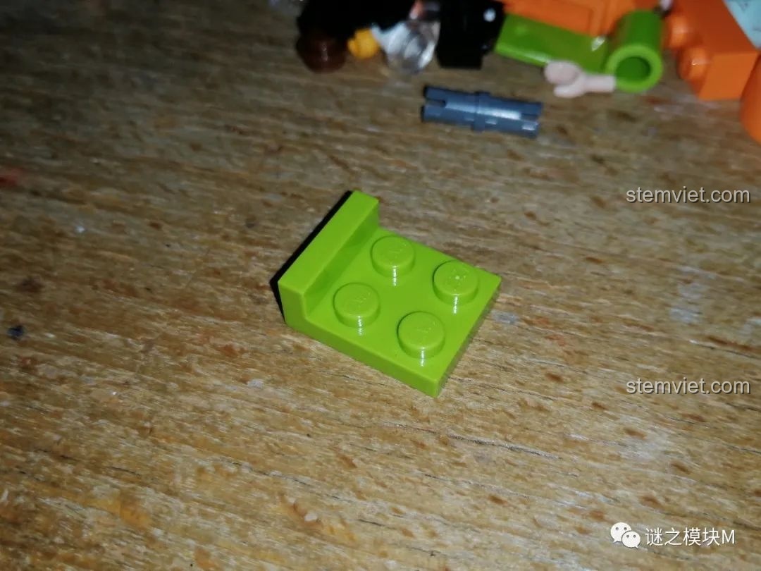 Chi tiết lắp ráp đặc biệt dùng để tạo khung cho tủ đồ trong bộ QMAN 34011.