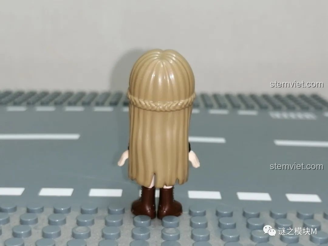 Mặt sau của minifigure Nữ streamer UNA 34011 với mái tóc được tạo hình chi tiết.