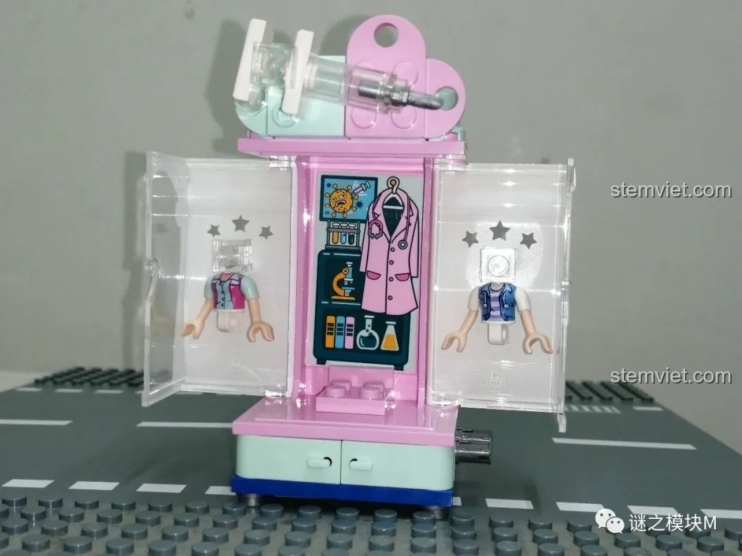 Bên trong tủ đồ của Bác sĩ UNA 34011 với sticker phòng khám và áo blouse treo sẵn.