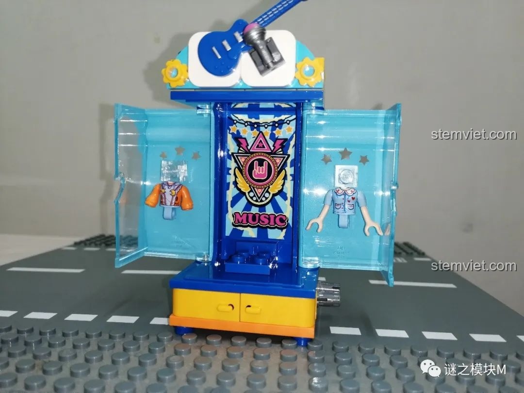 Bên trong tủ đồ của Ca sĩ thần tượng UNA 34011 với sticker sân khấu âm nhạc.