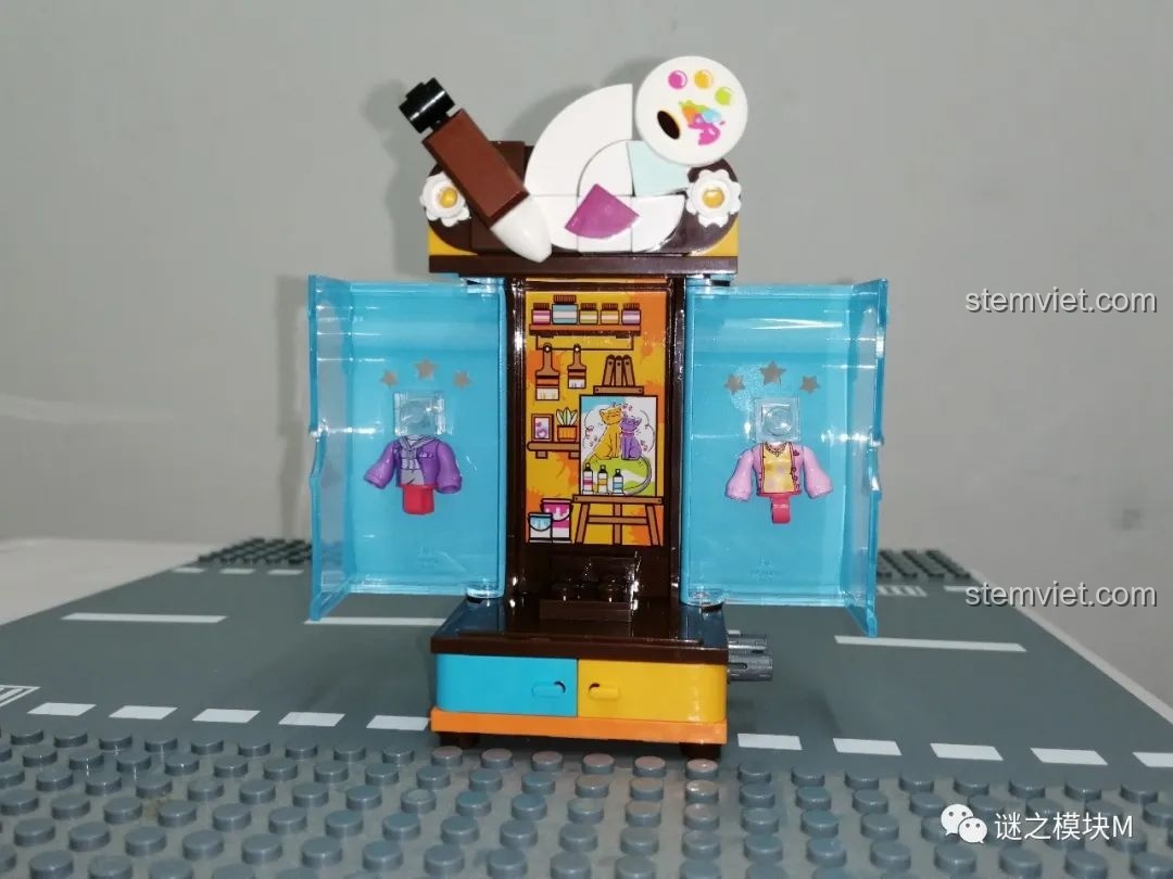 Bên trong tủ đồ của Họa sĩ UNA 34011 với sticker xưởng vẽ và các bộ trang phục khác.