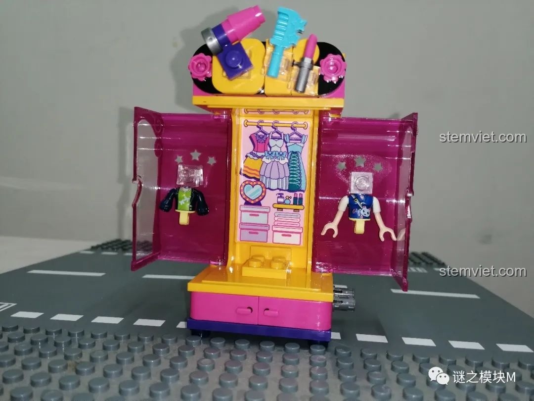 Bên trong tủ đồ của Nhà tạo mẫu UNA 34011 với sticker bàn trang điểm và trang phục.