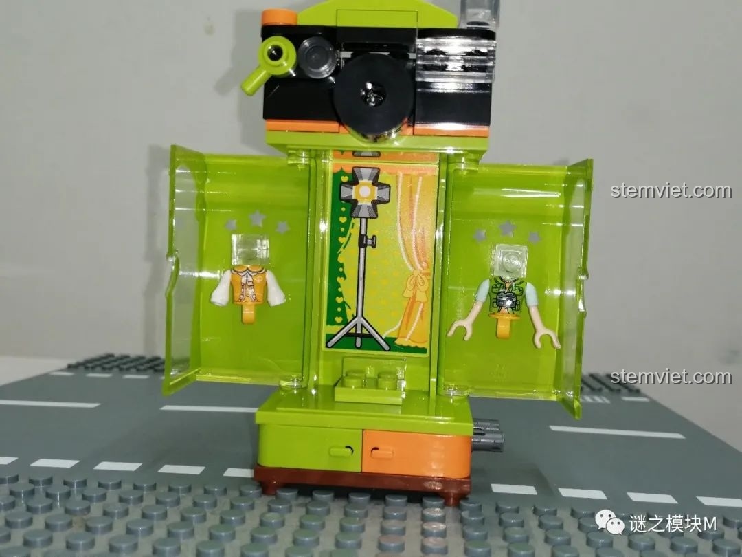 Bên trong tủ đồ của Nhiếp ảnh gia UNA 34011 với sticker studio chụp ảnh chuyên nghiệp.