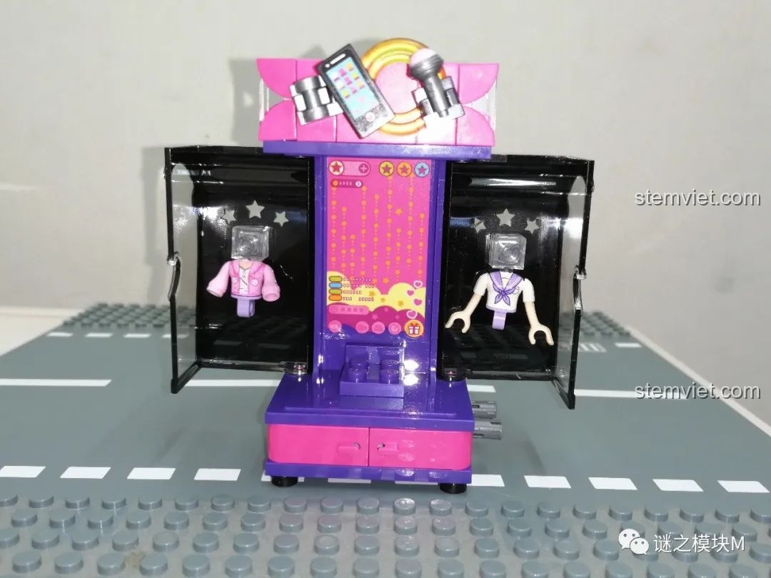 Bên trong tủ đồ của Nữ streamer UNA 34011 với sticker background và 2 bộ trang phục thay thế.