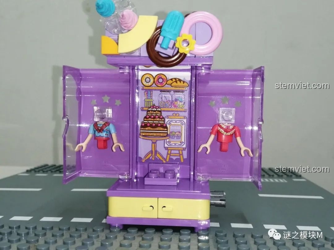 Bên trong tủ đồ của Thợ làm bánh UNA 34011 với sticker tiệm bánh và các bộ trang phục.