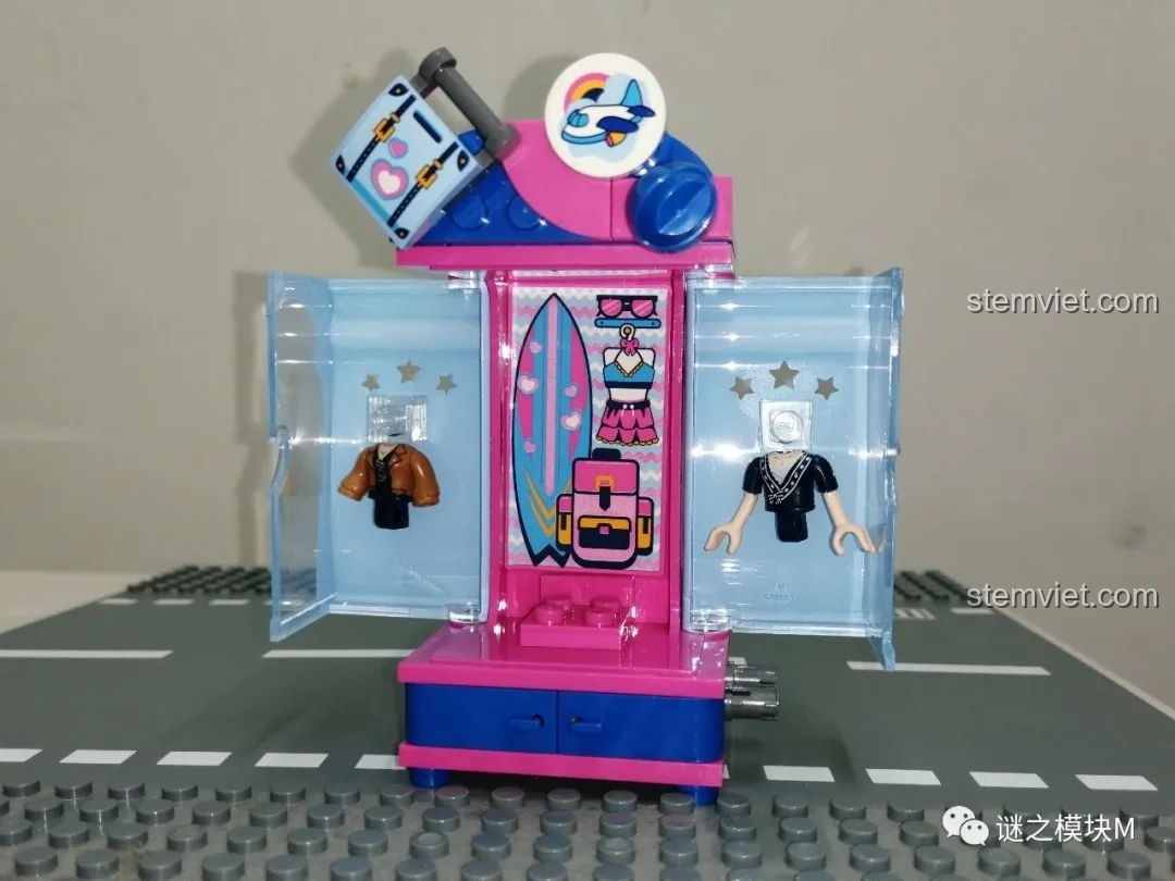 Bên trong tủ đồ của Tiếp viên hàng không UNA 34011 với sticker và trang phục đi biển.