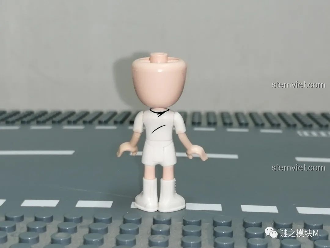 Mặt sau của minifigure Bác sĩ UNA 34011, cho thấy chi tiết in trên thân áo.