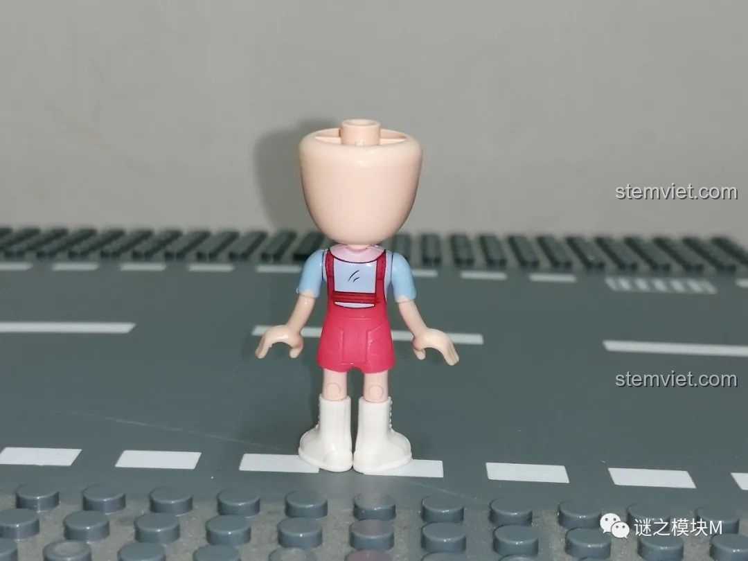 Mặt sau thân áo của minifigure Họa sĩ UNA 34011, cho thấy chi tiết in hai mặt.