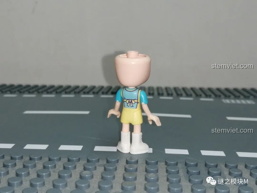 Mặt sau thân áo của minifigure Nhà tạo mẫu UNA 34011 với chi tiết in hình nơ.