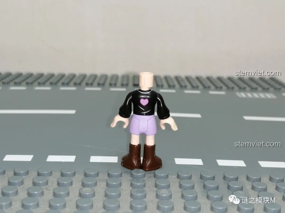 Chi tiết hình in sau lưng áo của minifigure Nữ streamer UNA trong bộ đồ chơi QMAN 34011.