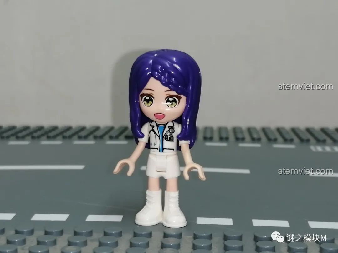 Cận cảnh minifigure Bác sĩ UNA trong bộ đồ chơi QMAN 34011 cho trẻ em từ 6 tuổi.