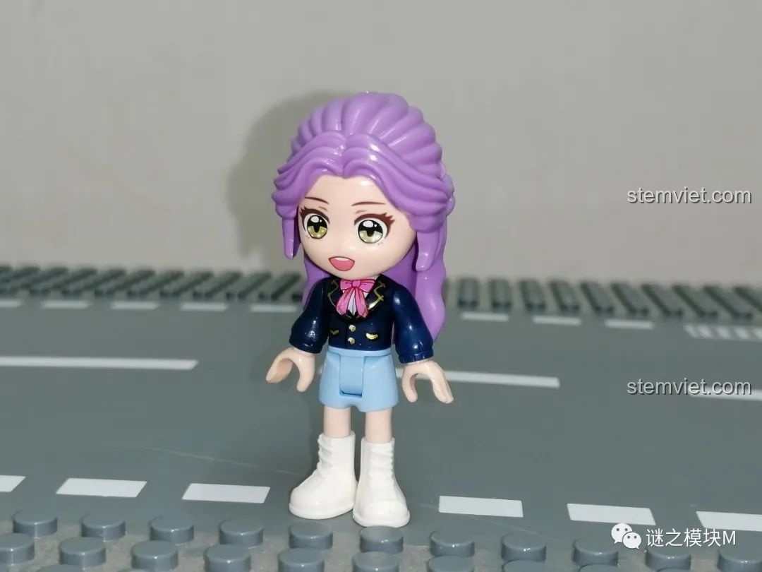 Cận cảnh minifigure Ca sĩ thần tượng UNA trong bộ đồ chơi nhập vai nghề nghiệp QMAN 34011.