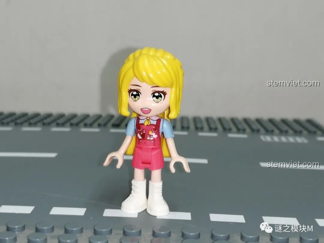 Cận cảnh minifigure Họa sĩ UNA trong bộ đồ chơi nhập vai nghề nghiệp QMAN 34011.