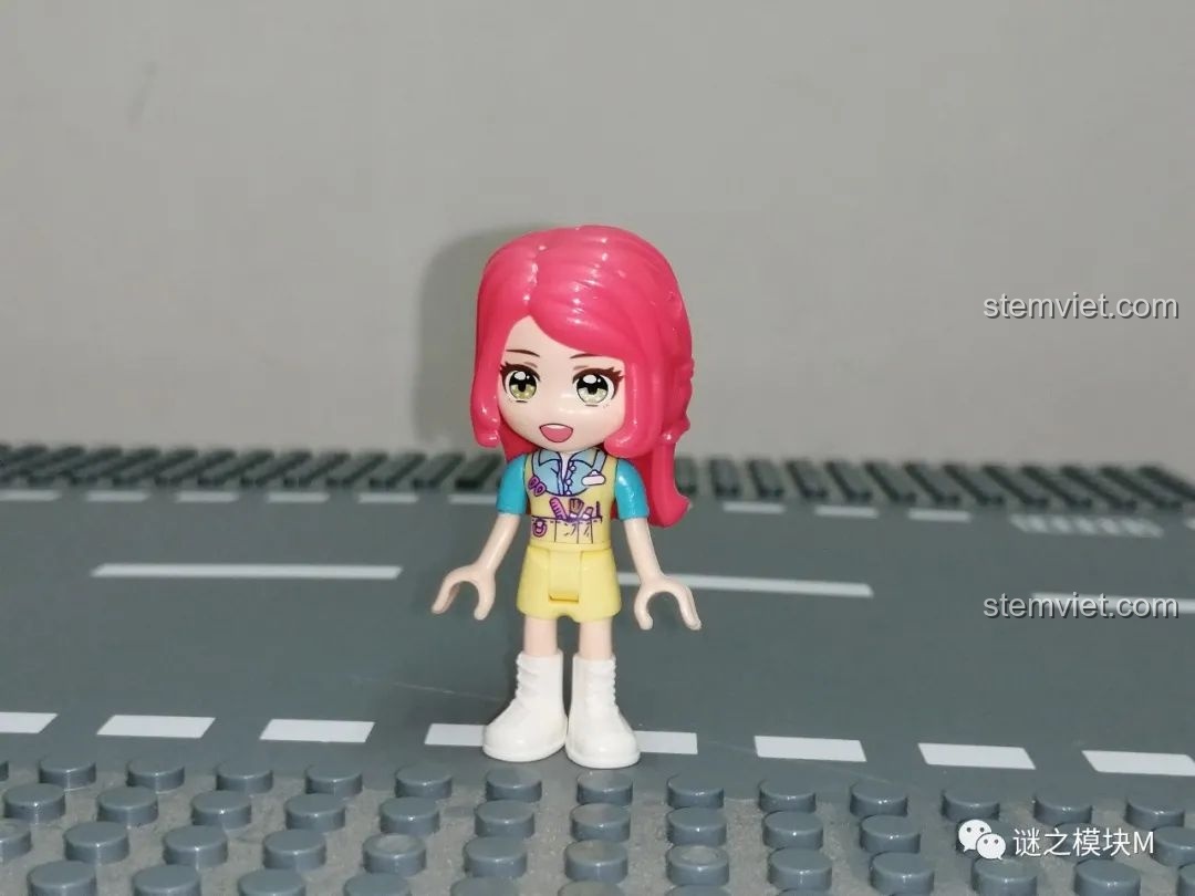 Cận cảnh minifigure Nhà tạo mẫu UNA trong bộ đồ chơi QMAN 34011 giá bình dân.