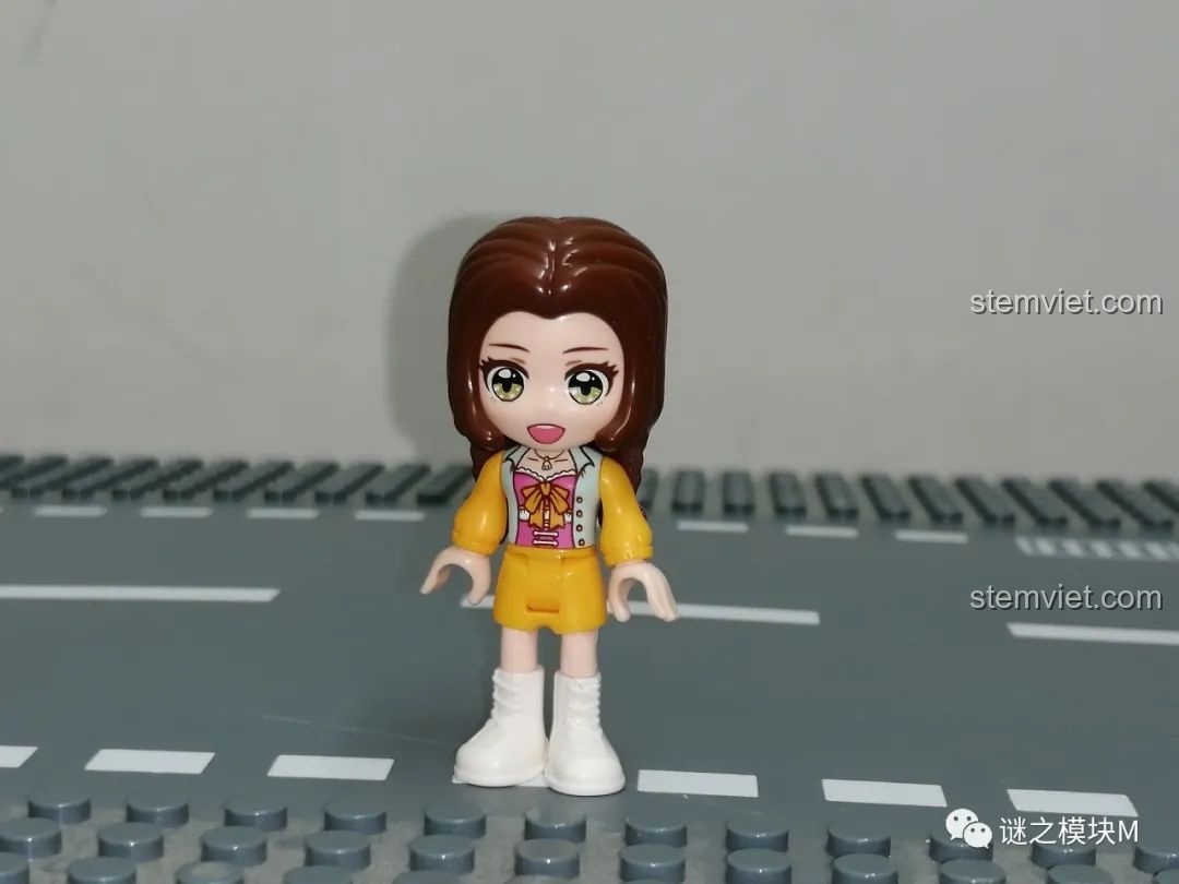 Cận cảnh minifigure Nhiếp ảnh gia UNA trong bộ đồ chơi nhập vai QMAN 34011 giá rẻ.