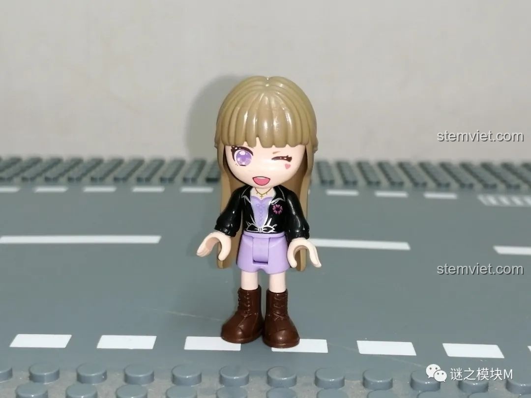 Cận cảnh minifigure Nữ streamer UNA trong bộ đồ chơi nhập vai nghề nghiệp QMAN 34011.