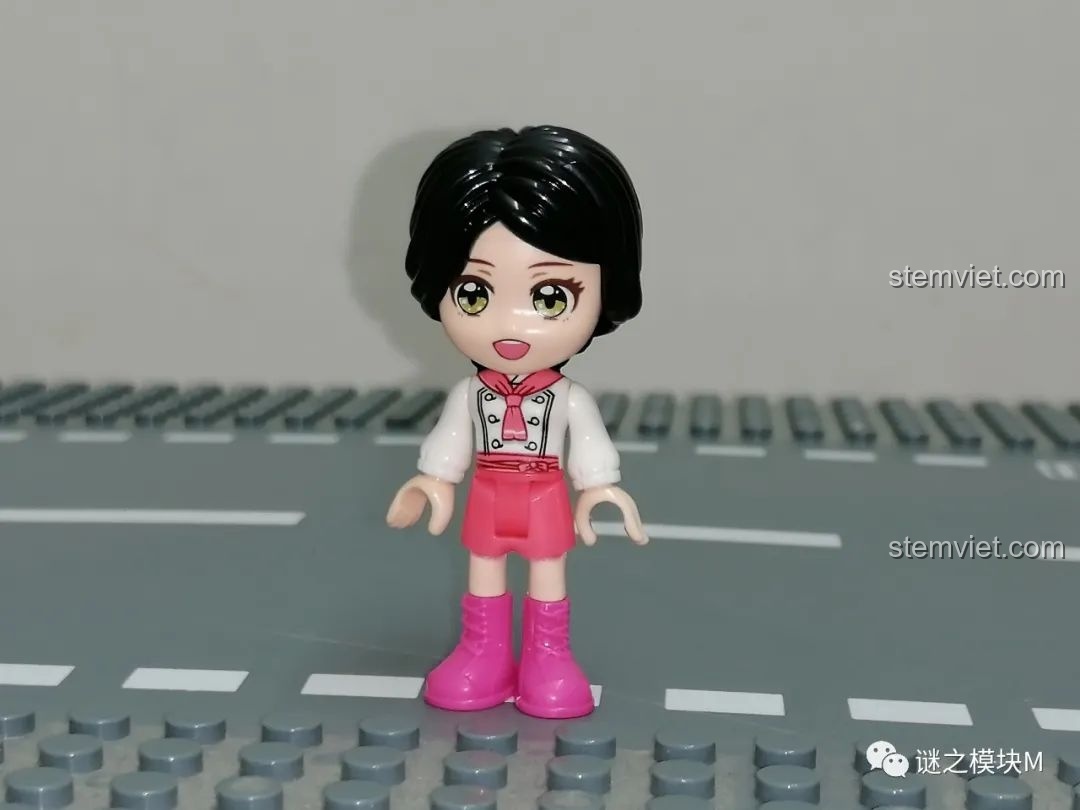 Cận cảnh minifigure Thợ làm bánh UNA trong bộ đồ chơi QMAN 34011 chất lượng cao.