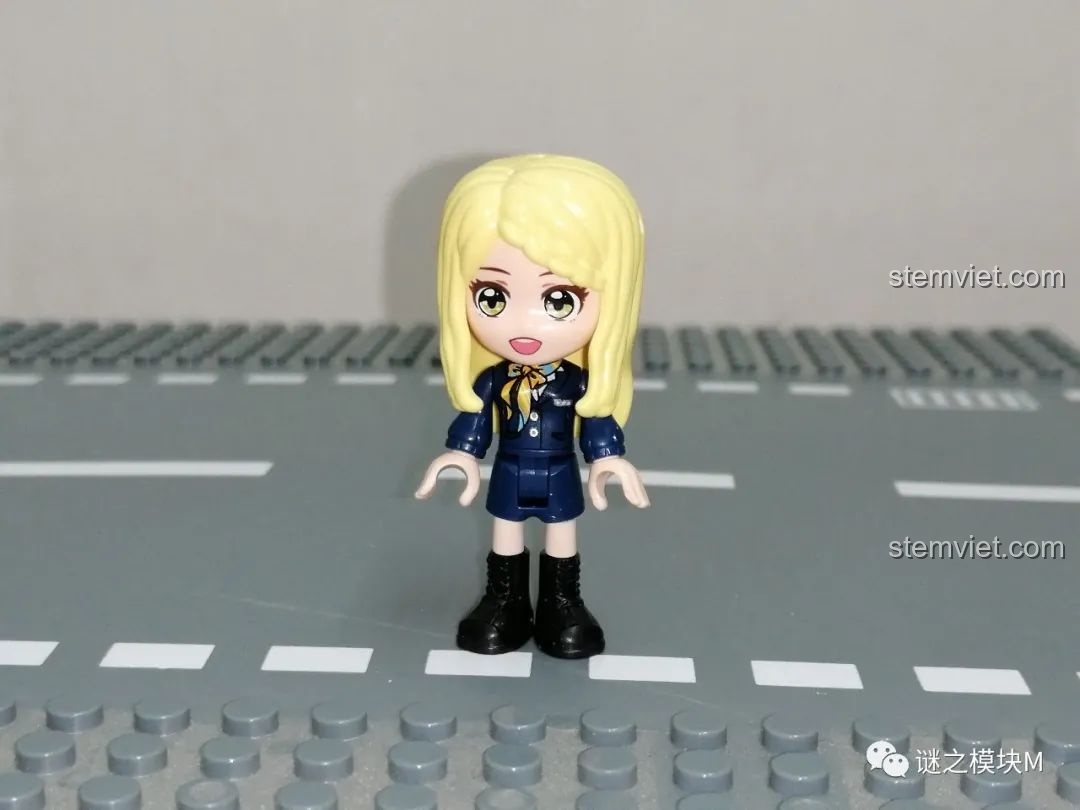 Cận cảnh minifigure Tiếp viên hàng không UNA trong bộ đồ chơi cho bé gái trên 6 tuổi QMAN 34011.