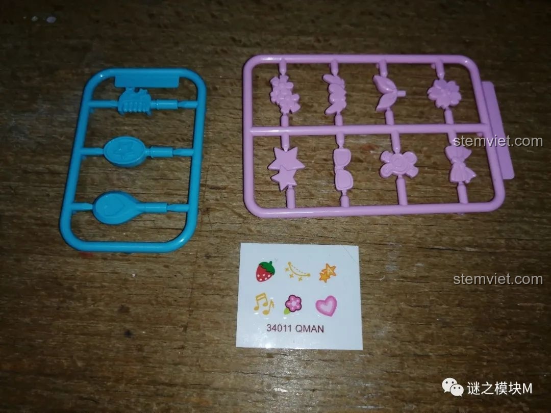 Các chi tiết phụ kiện và sticker đi kèm trong mỗi hộp của bộ QMAN 34011.