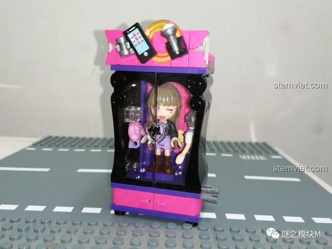 Tủ đồ của Nữ streamer UNA trong bộ QMAN 34011, thiết kế nhỏ gọn với minifigure bên trong.