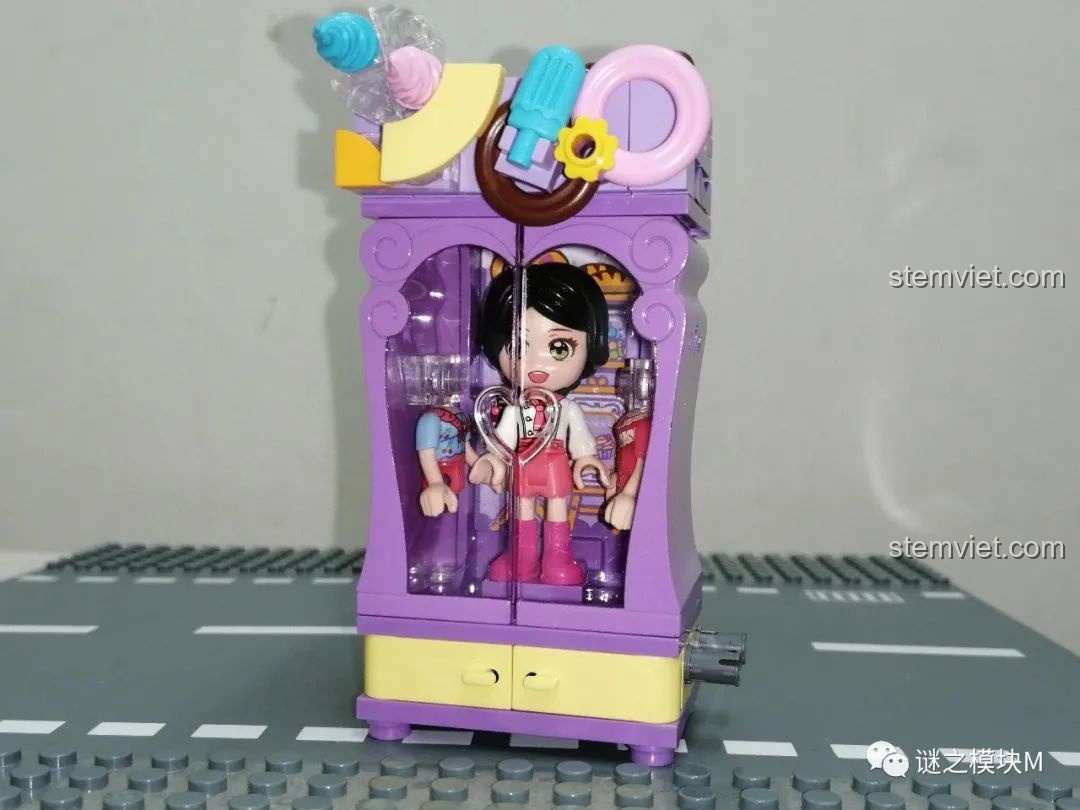 Tủ đồ của Thợ làm bánh UNA trong bộ QMAN 34011, trang trí bằng kem, bánh donut và que kem.